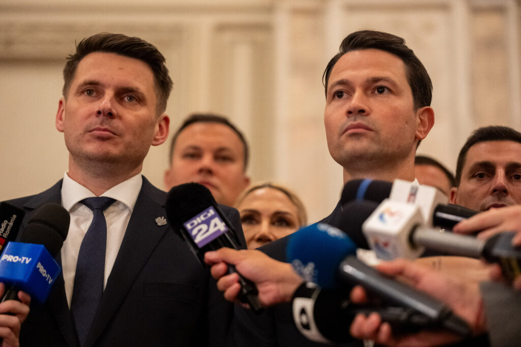 Robert Sighiartău, secretar general PNL, vorbind la microfon