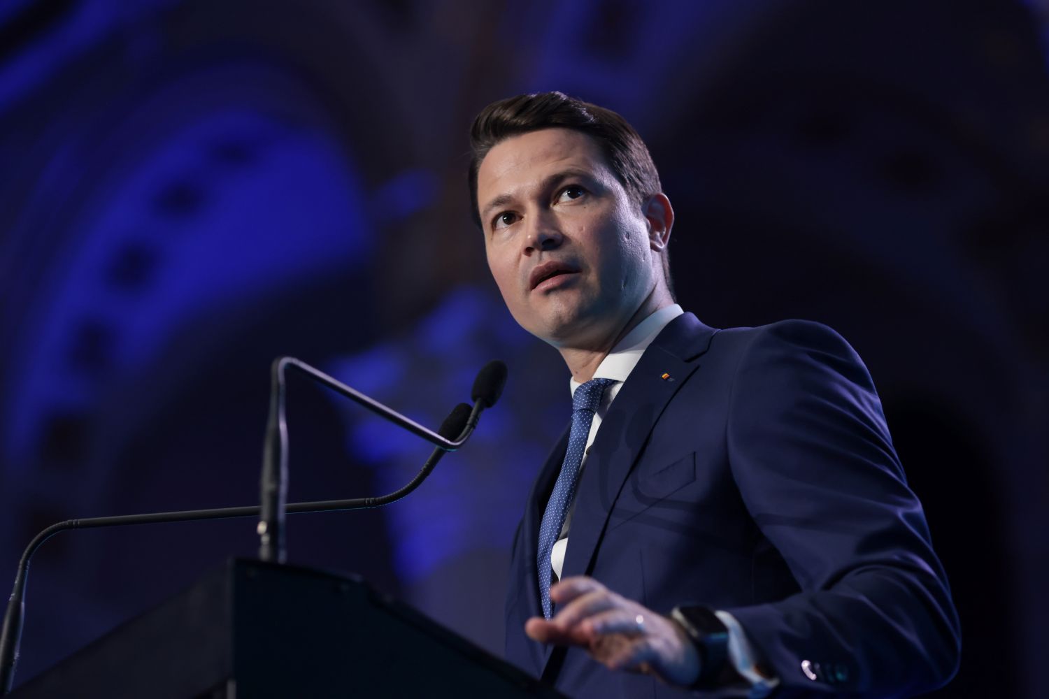 Robert Sighiartău, secretar general PNL, vorbind la o conferință de presă
