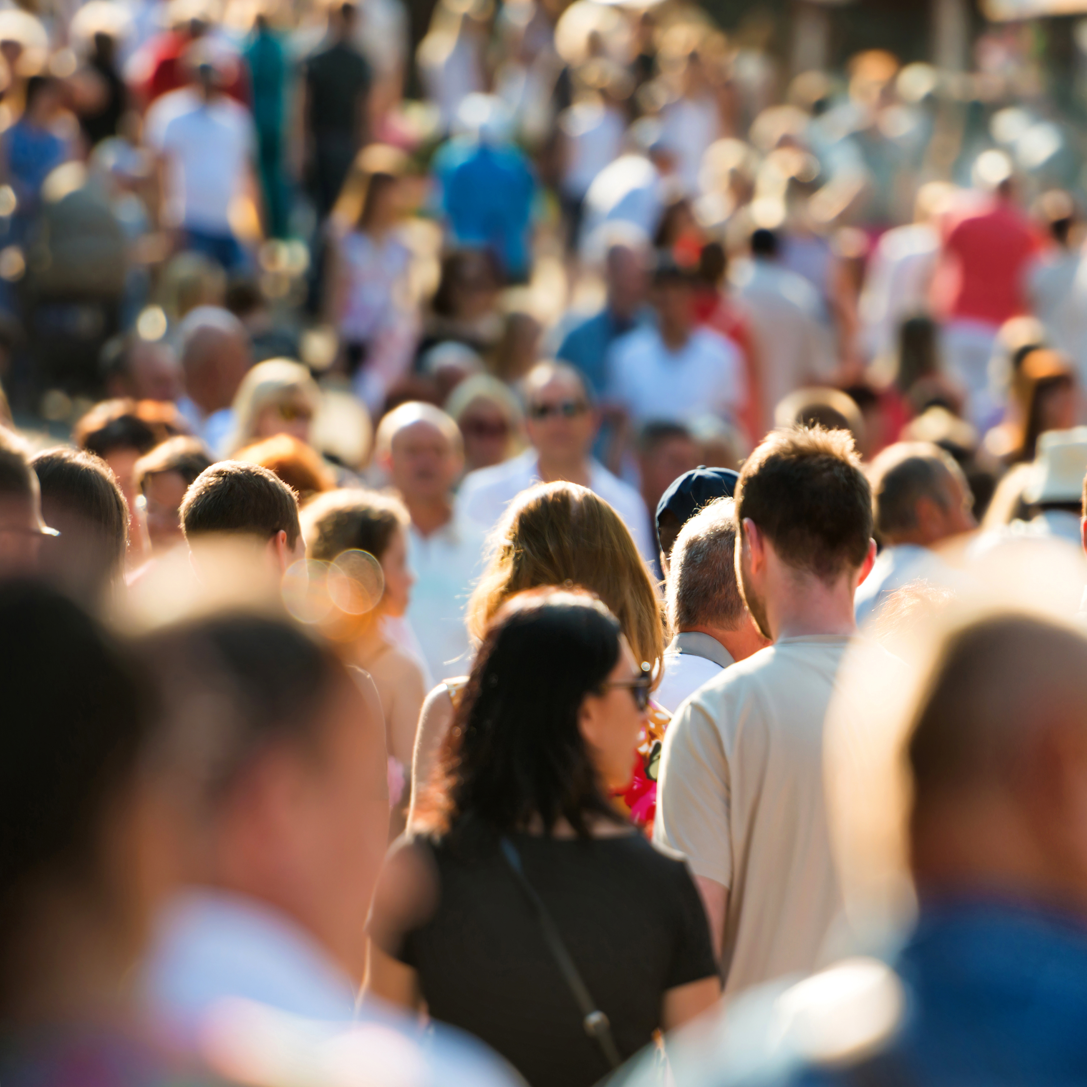 Grafic economic cu tendință descendentă și harta României