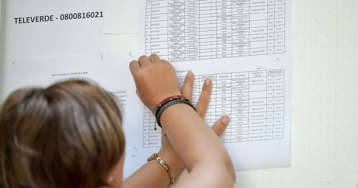 Elevi la calculator într-un laborator de informatică