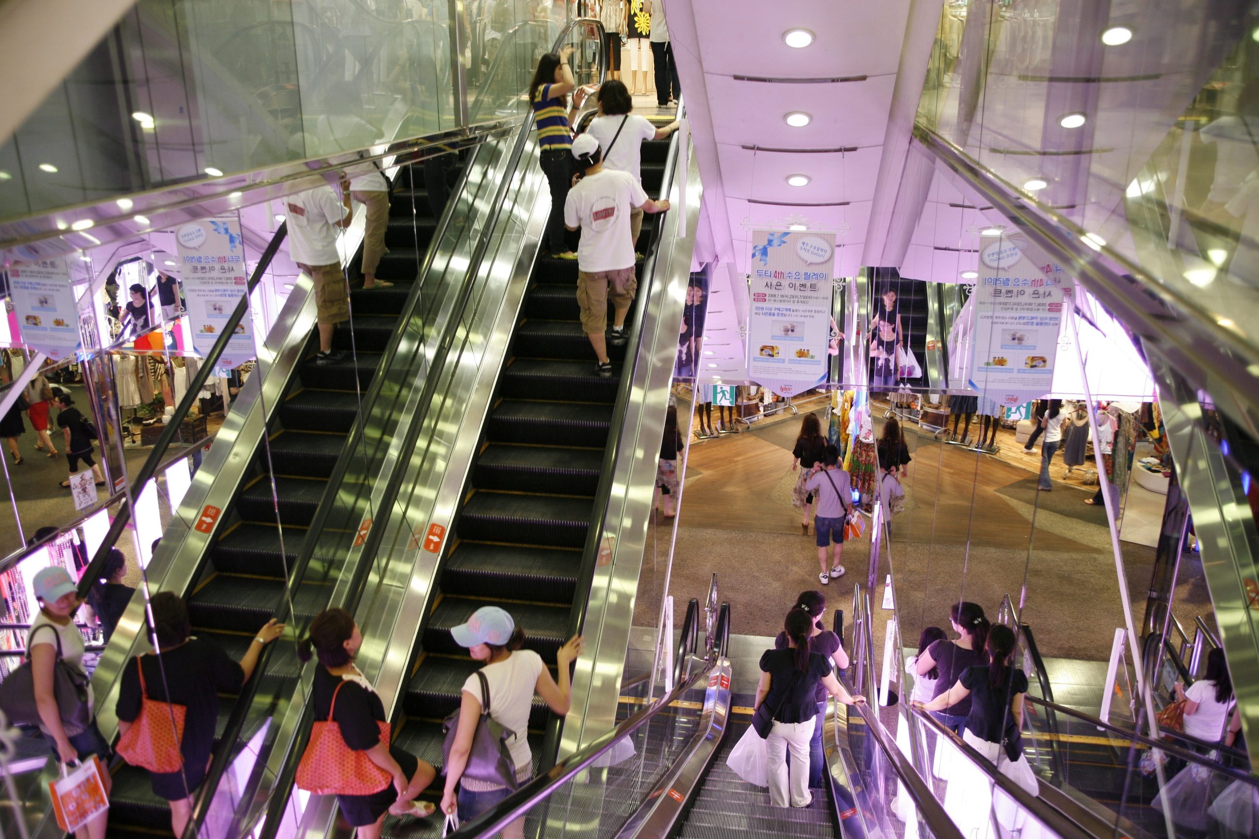 Românii cheltuie în medie 383 de lei la o vizită la mall în 2026, un nou record