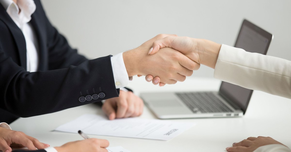 Senior căutând un loc de muncă online
