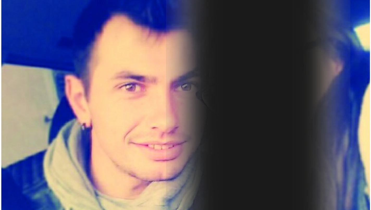 Vasile Frumuzache în sala de judecată, purtând un tricou cu mesajul 'Ești super-tatăl nostru'
