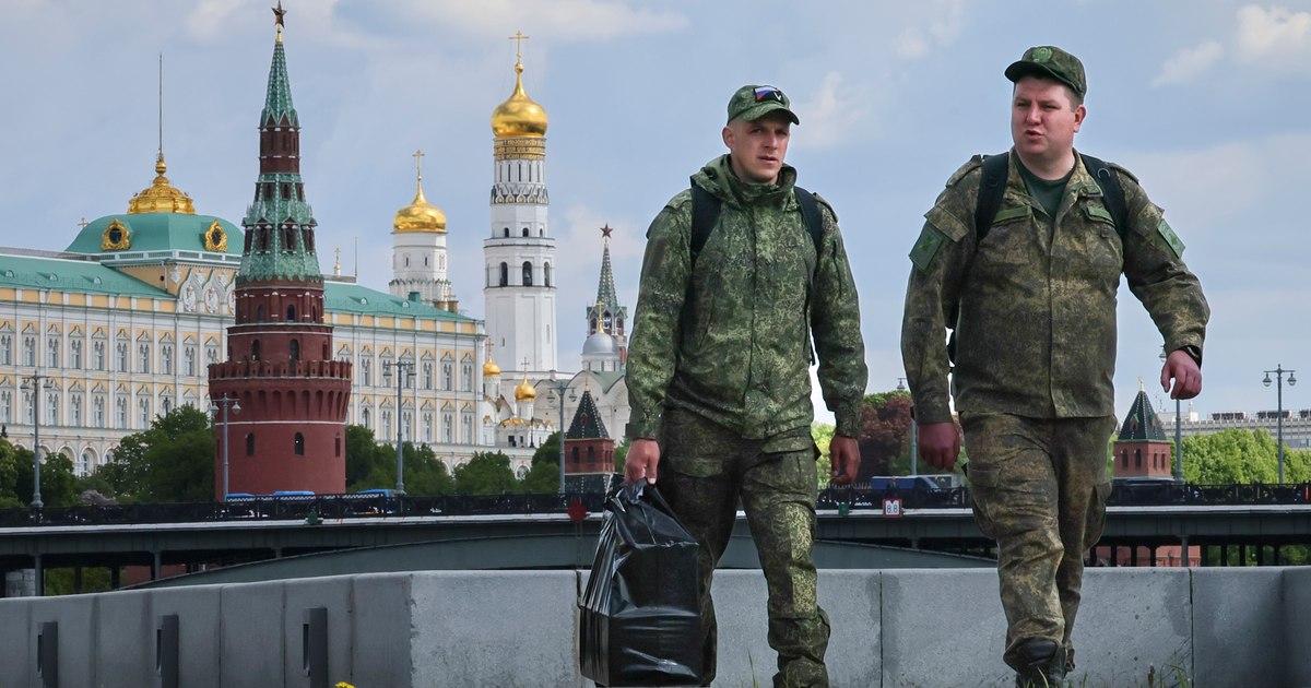 Videoclip generat de AI cu o femeie îmbrățișând un soldat rus într-un decor înzăpezit la Moscova