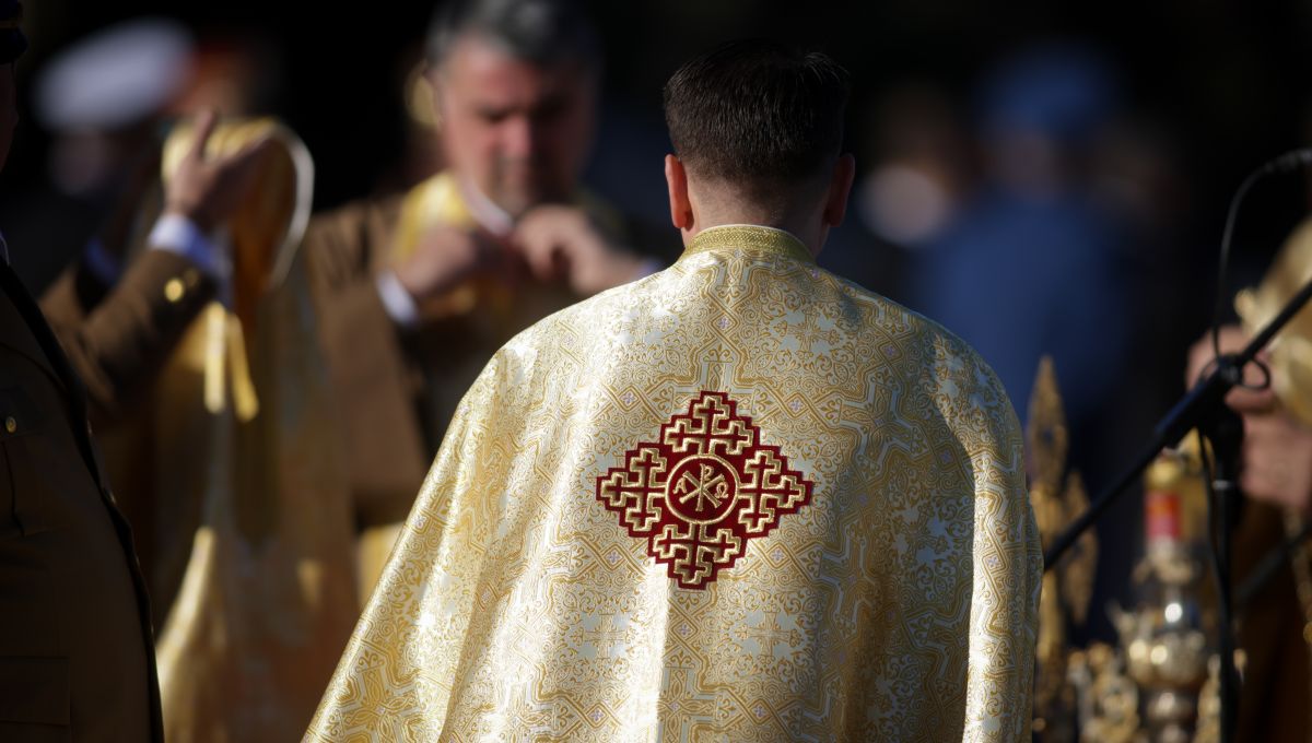 Preot slujind în biserică