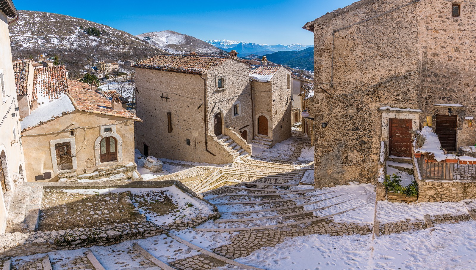 Satul medieval italian Santo Stefano di Sessanio oferă până la 44.000 de euro pentru noi locuitori