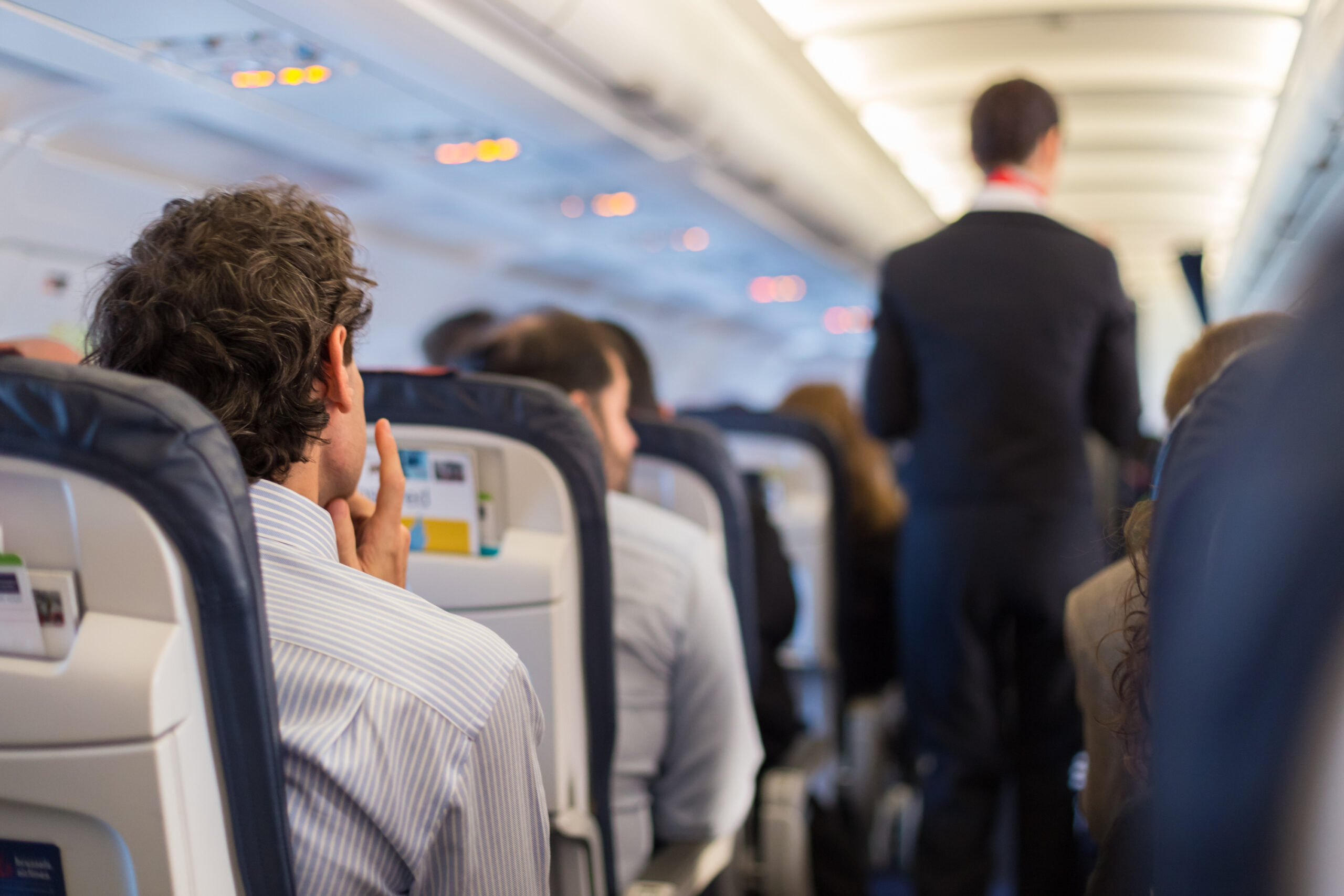 Scaunele din avioane devin tot mai incomode din cauza compromisurilor între siguranță, costuri și capacitate