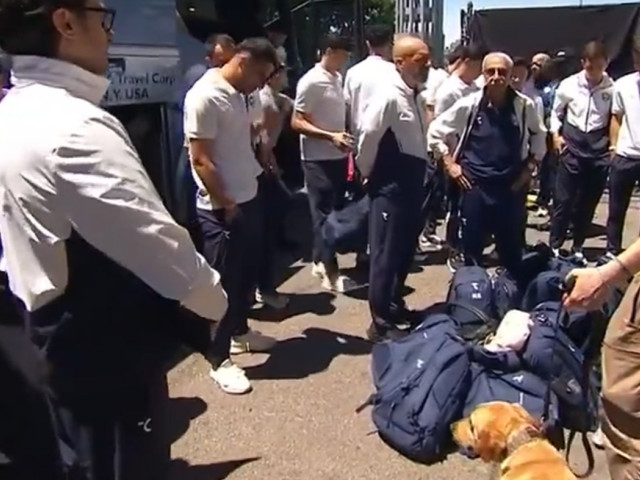Autocarul echipei naționale a Uzbekistanului pe aeroportul din Chicago, controlat de autoritățile americane