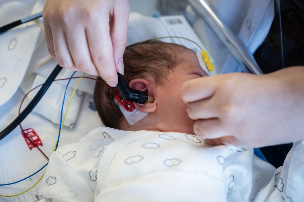 Screeningul auditiv neonatal: testul simplu care poate schimba viața bebelușilor cu deficiențe de auz