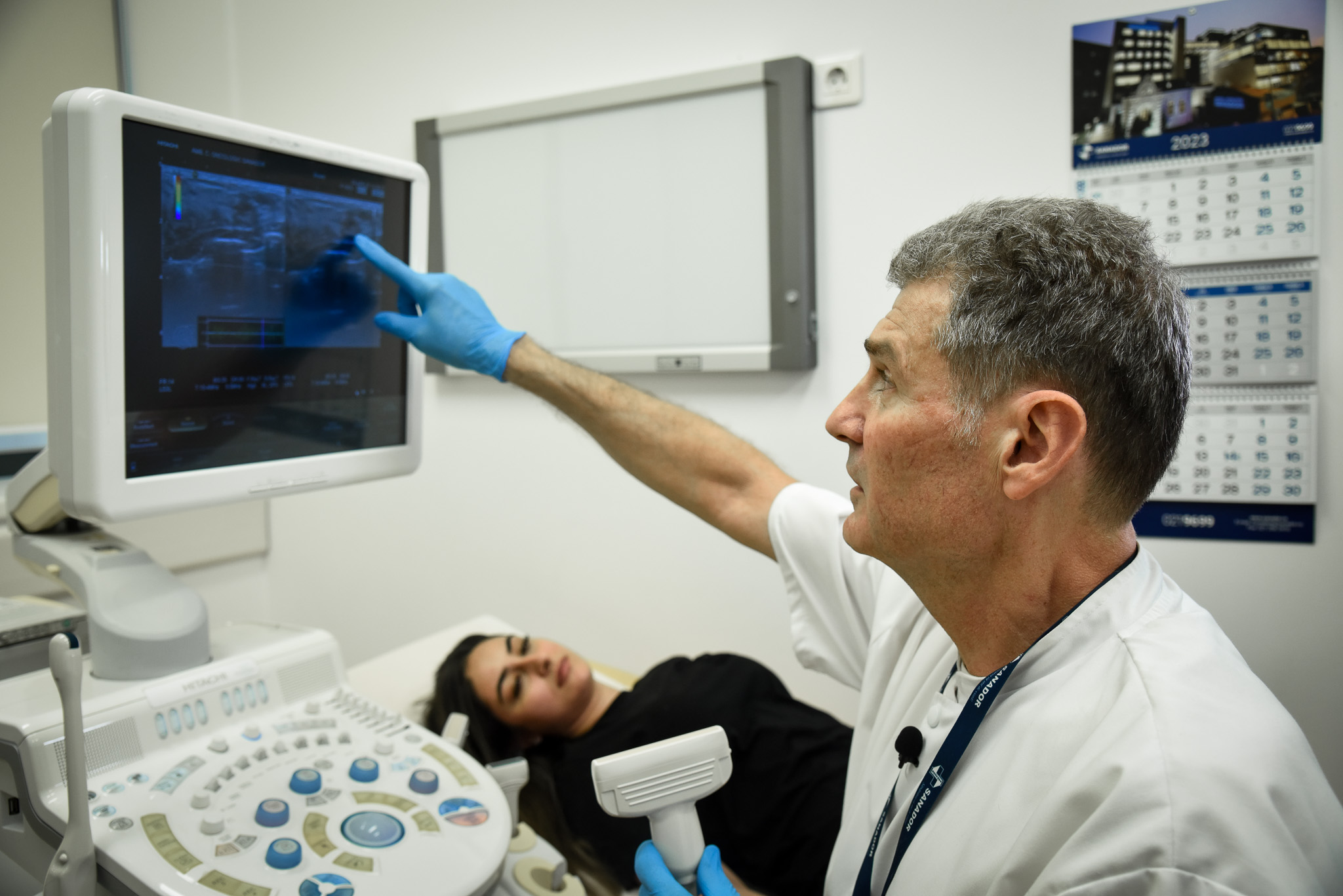 Medic analizând o mamografie la un ecran