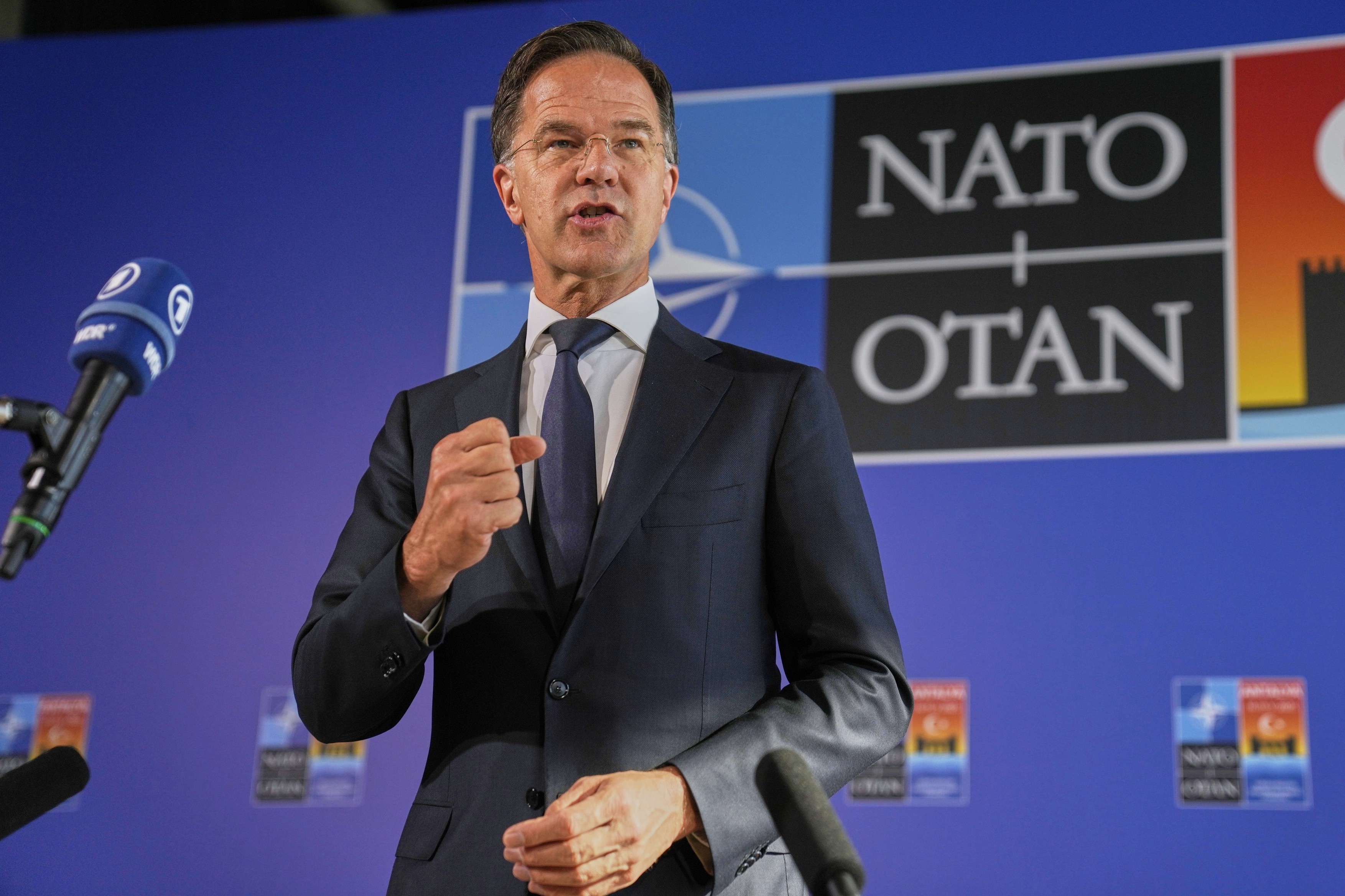 Mark Rutte, secretarul general al NATO, vorbind la o conferință de presă la Kiev