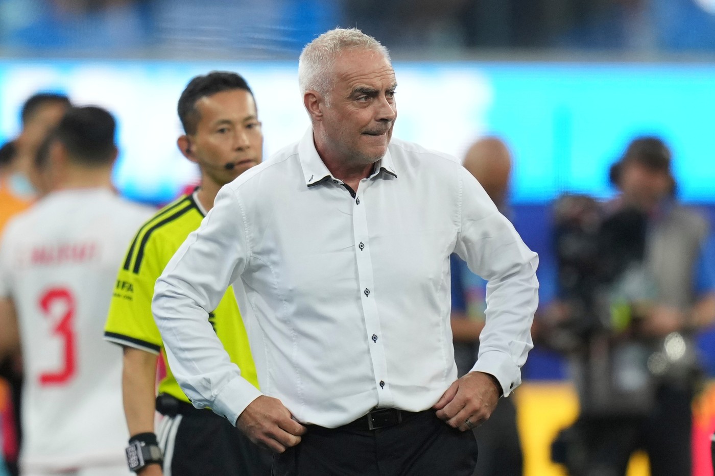 Selecționerul Noii Zeelande, Darren Bazeley, pe marginea terenului la meciul cu Iran de la CM 2026