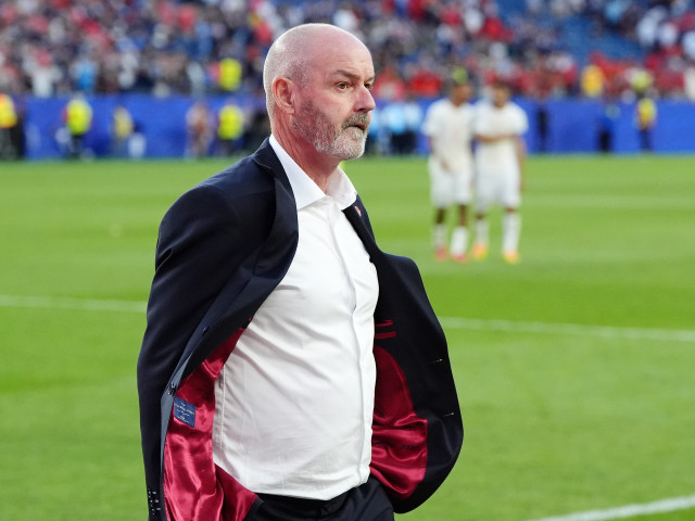 Steve Clarke, selecționerul Scoției, pe marginea terenului la meciul cu Maroc