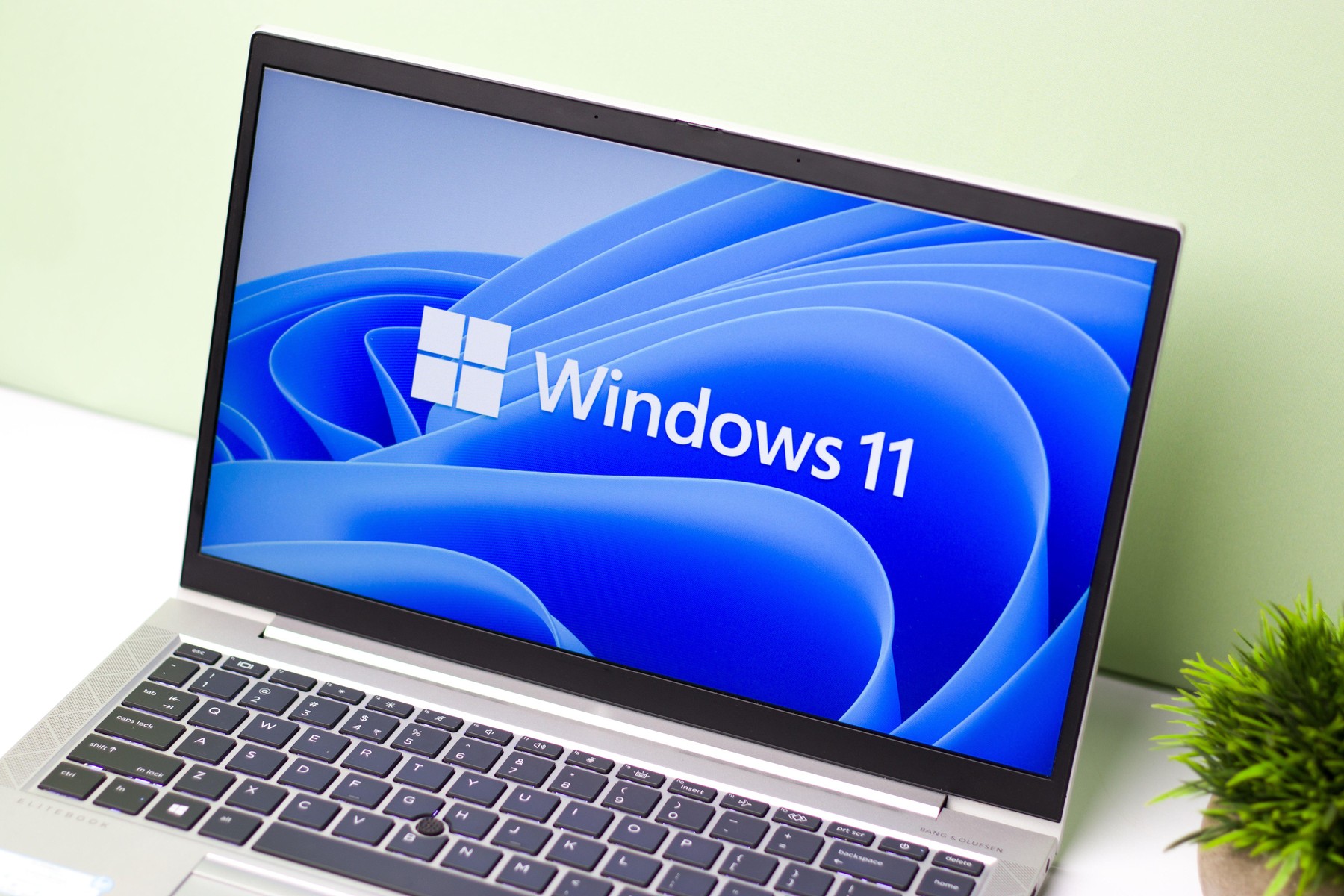 Laptop cu Windows 11 și iconiță baterie