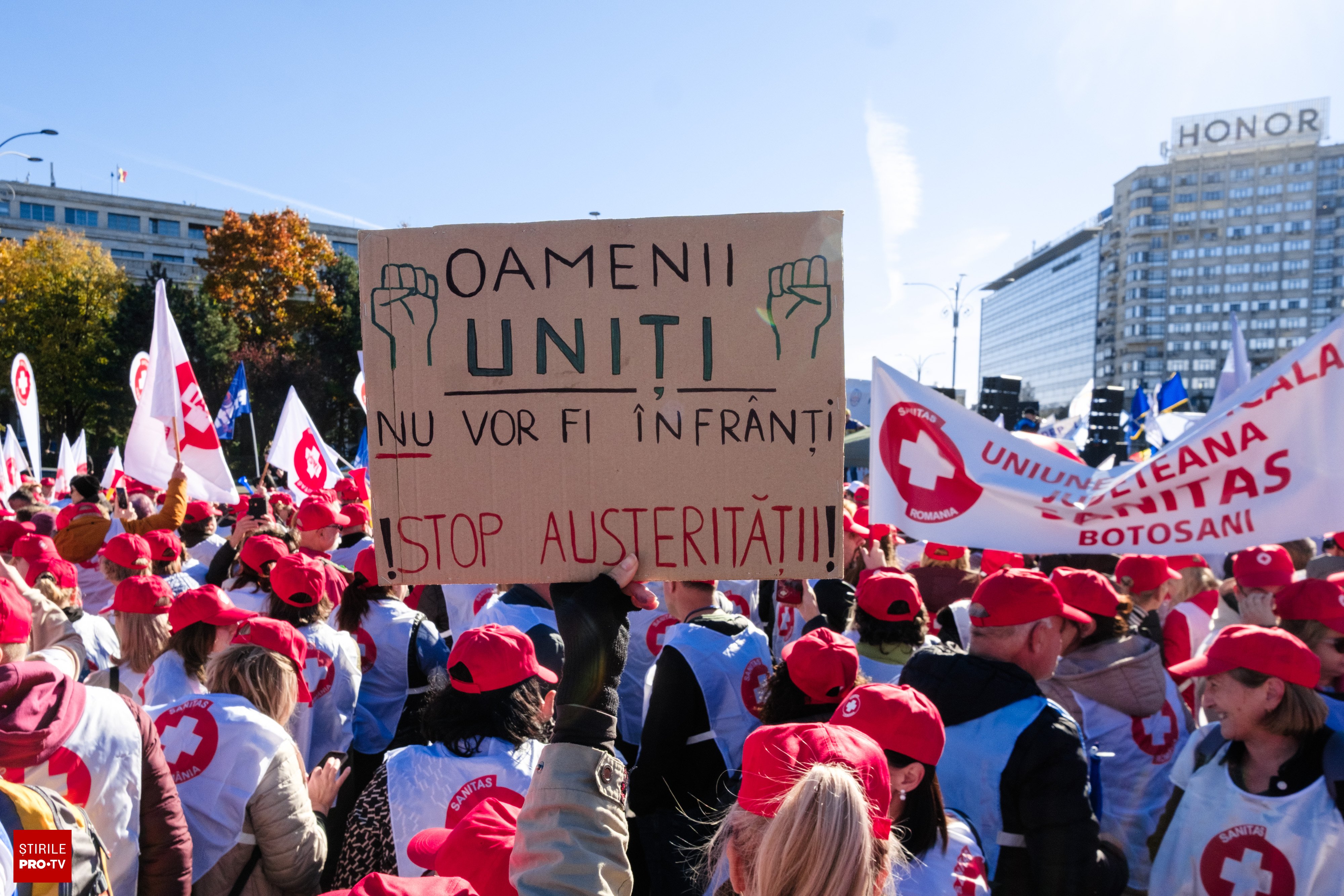 Sindicaliștii Sanitas poartă banderole în semn de protest față de legea salarizării