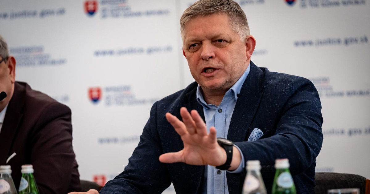 Robert Fico, prim-ministrul Slovaciei, vorbind la o conferință de presă