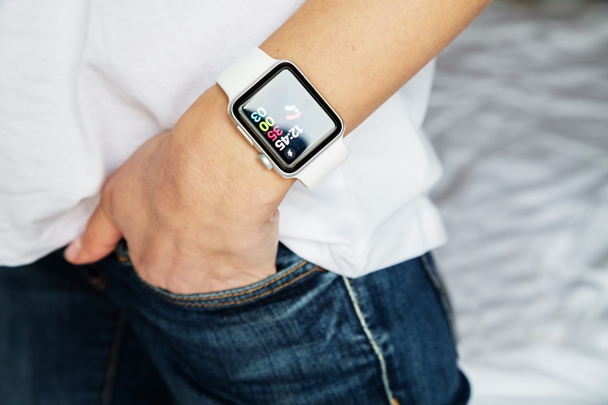 Smartwatch-urile la volan pot atrage amenzi usturătoare în Marea Britanie