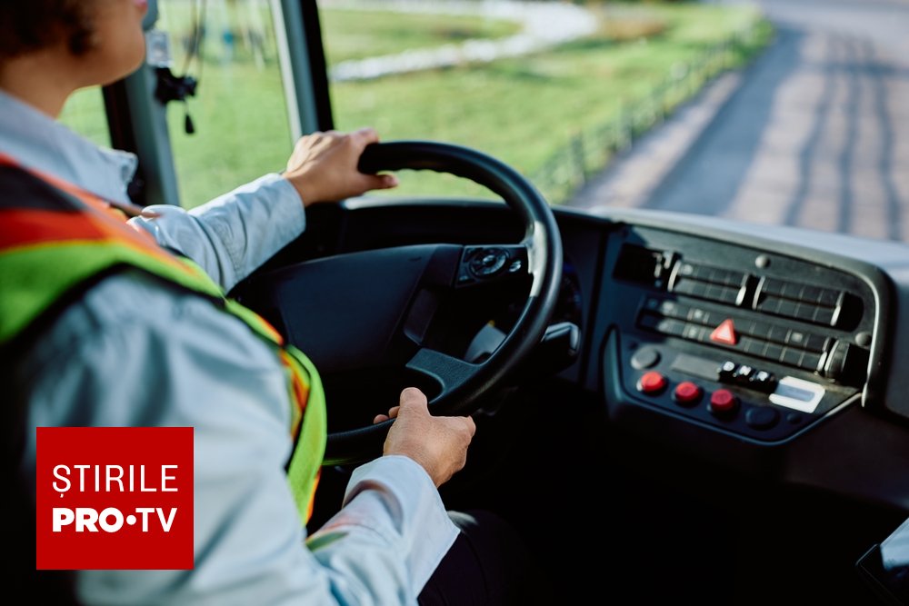 Autobuz școlar pe un drum rural în Franța
