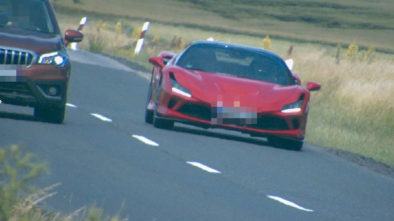 Ferrari F8 Tributo pe un drum din Ungaria