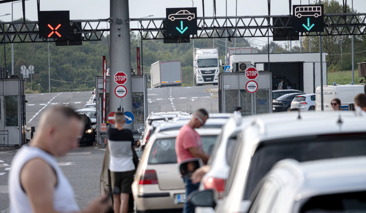 Șofer italian amendat cu 13.200 de euro în Croația pentru 65.000 de euro nedeclarați, ascunși într-o mașină înmatriculată în România