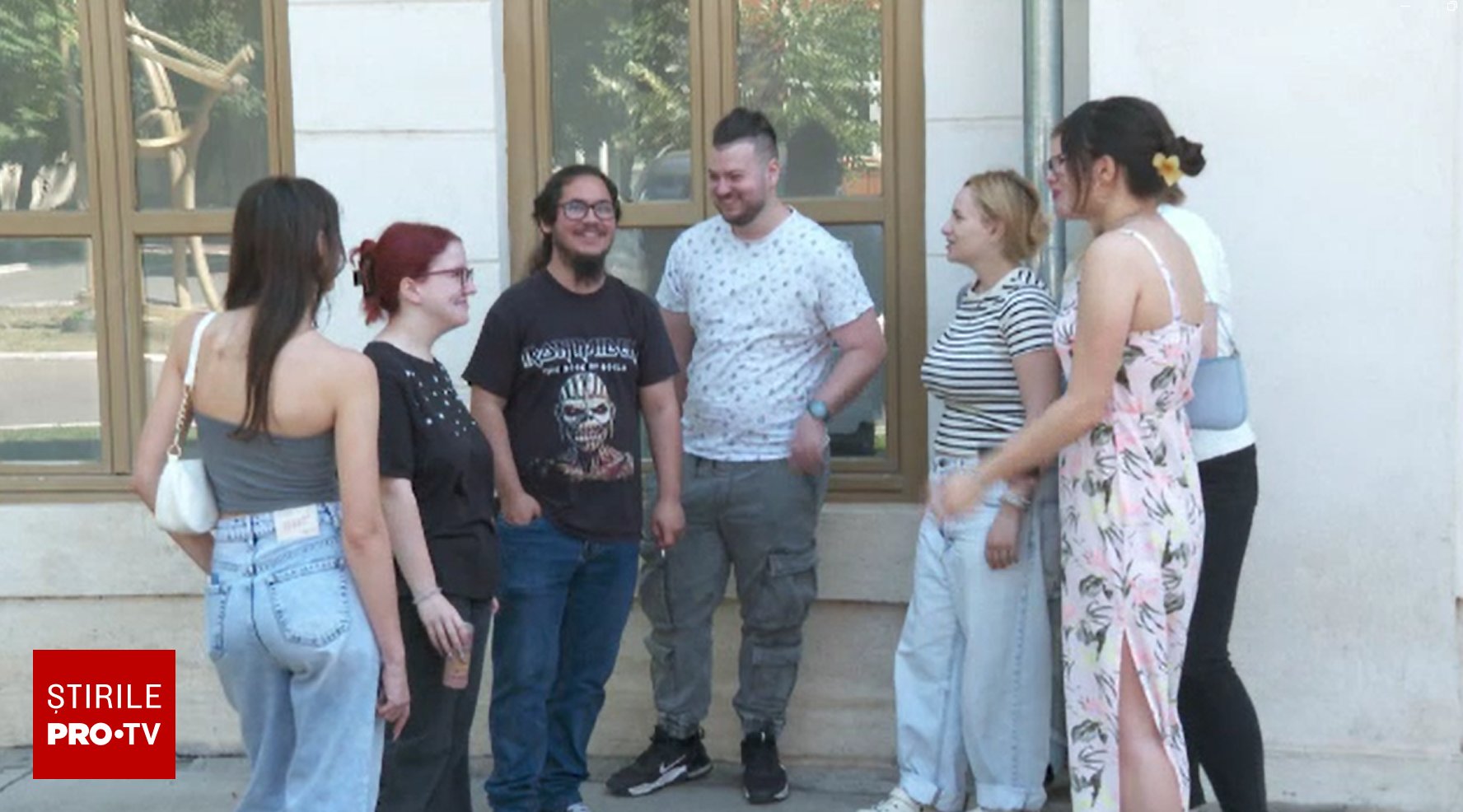 Tânăr singur care citește într-o cafenea, ilustrând conceptul de solo-maxxing
