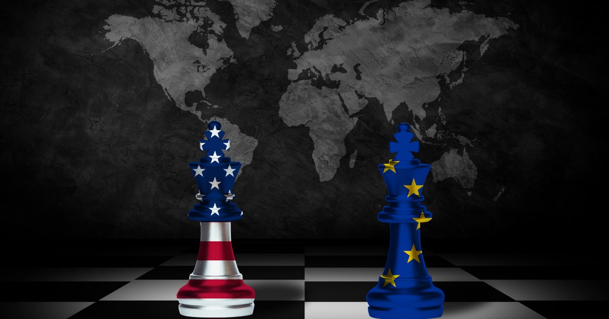 Steagurile SUA și UE fluturând în vânt, simbolizând relațiile transatlantice