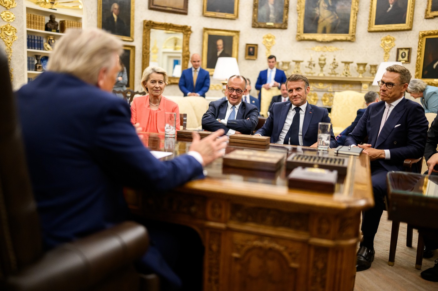 Harta Europei cu steaguri ale SUA și UE