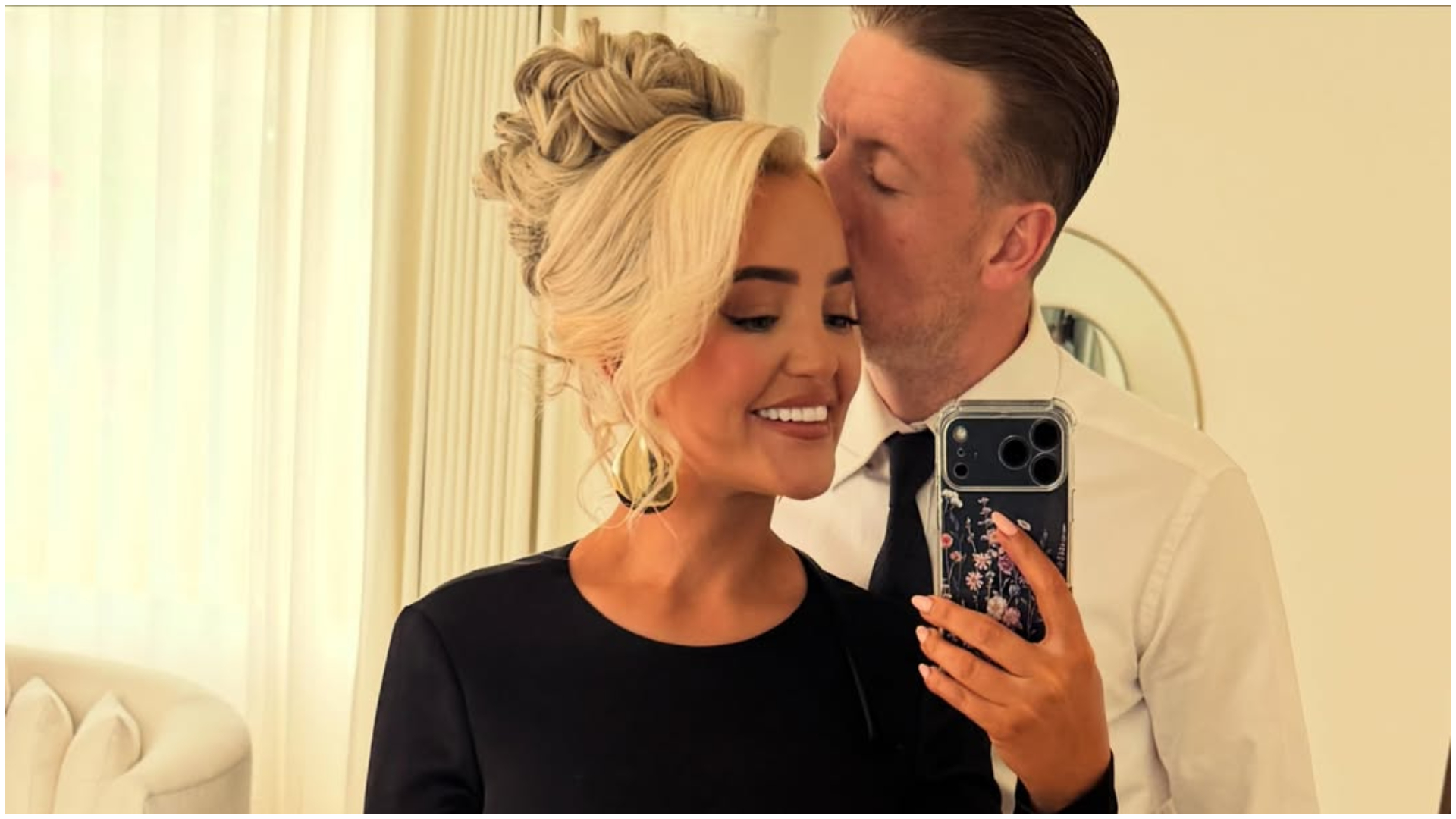 Megan Pickford pe stadion, îmbrăcată cu un top alb și blugi, purtând o pălărie cowboy