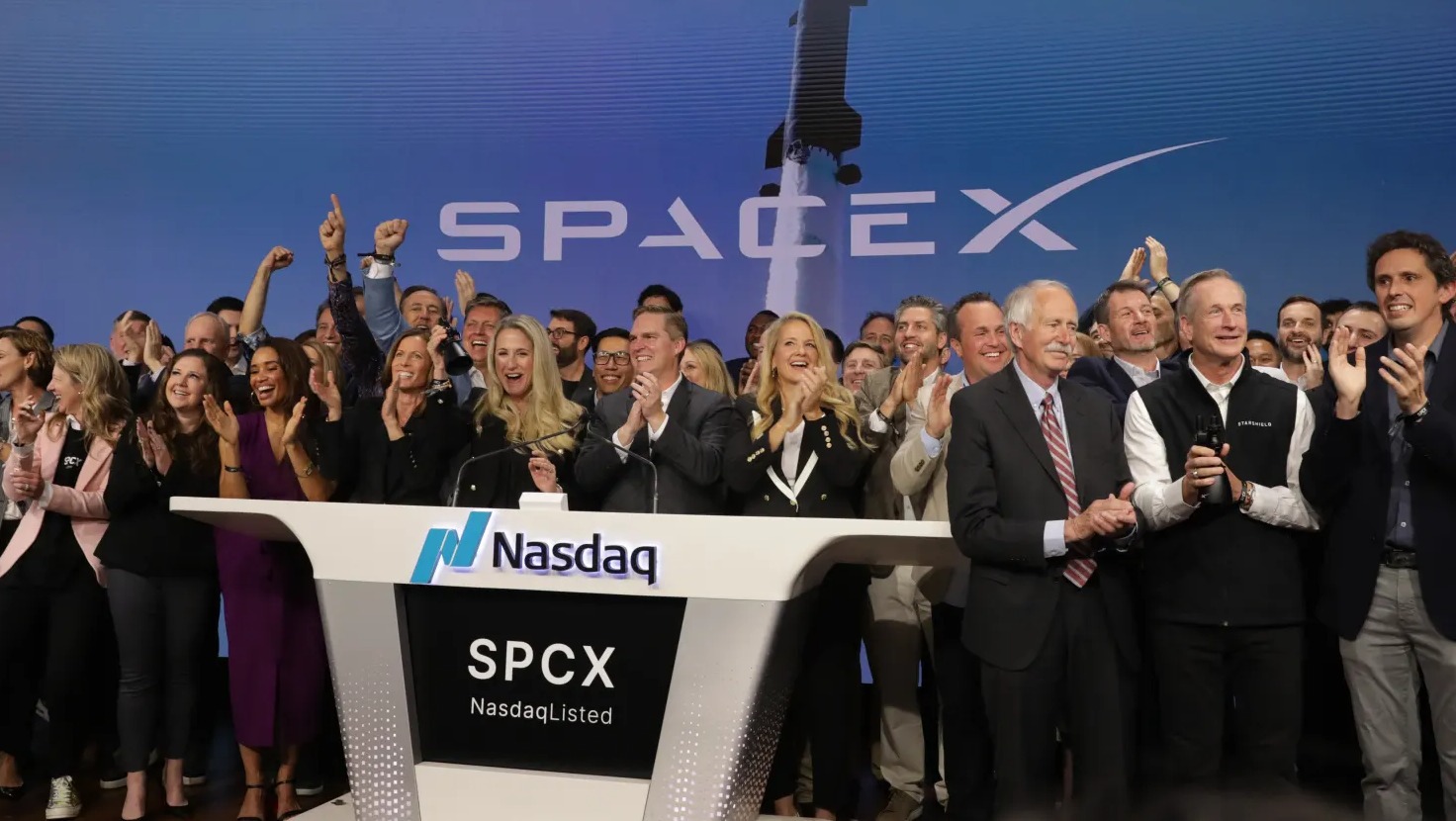 Gwynne Shotwell și directori SpaceX sună clopoțelul de deschidere la Nasdaq
