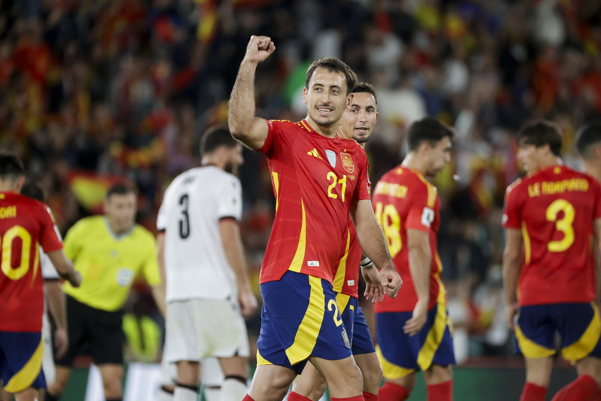 Jucători ai Spaniei sărbătorind un gol în meciul amical împotriva Perului