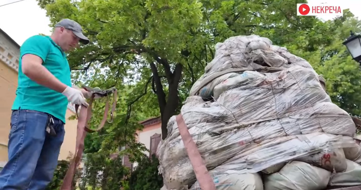 Statuia lui Mihail Bulgakov din Kiev, demontată pentru simbol al imperialismului rus