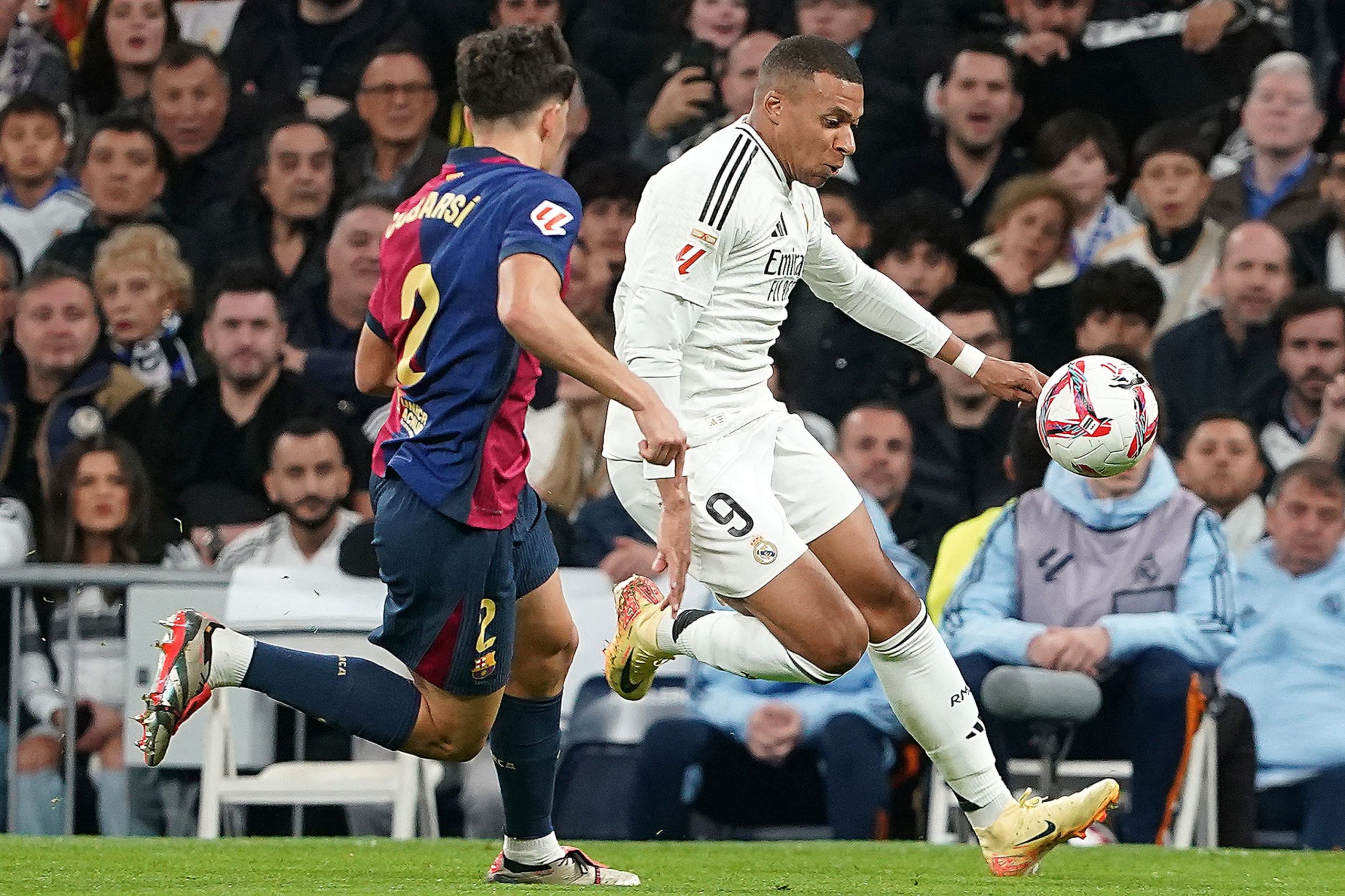 Studiu: 12% dintre fotbaliștii din top sunt născuți în ianuarie, doar 6% în decembrie. Mbappe și Pedri, excepții