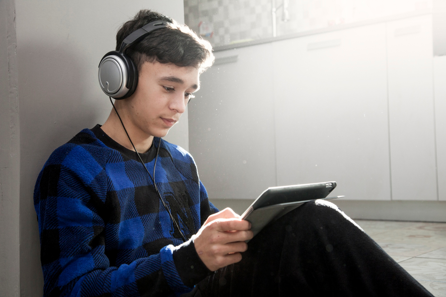Studiu: 44% dintre adolescenții români consideră că petrec prea mult timp în fața ecranelor