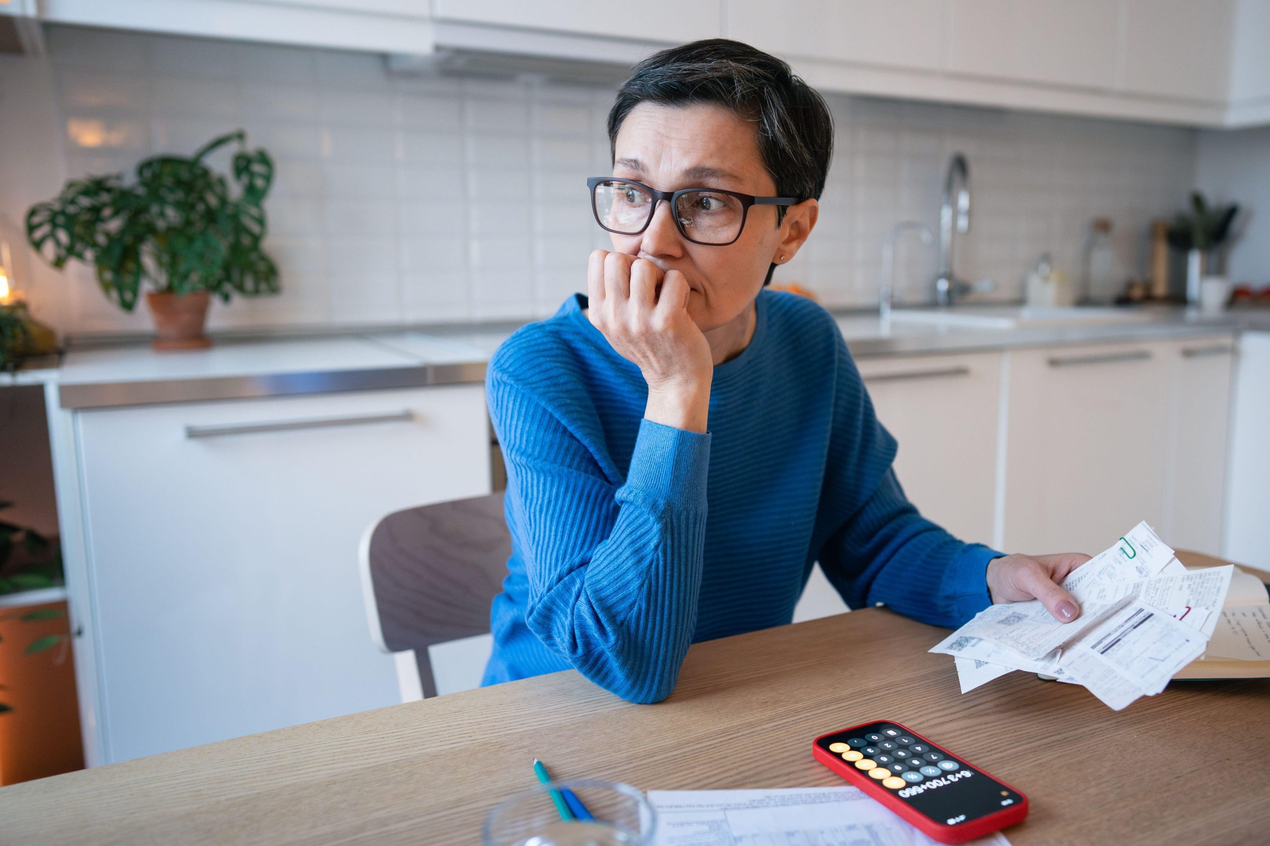 Studiu: 81% dintre români consideră taxele prea mari, iar 39% și-au consumat economiile