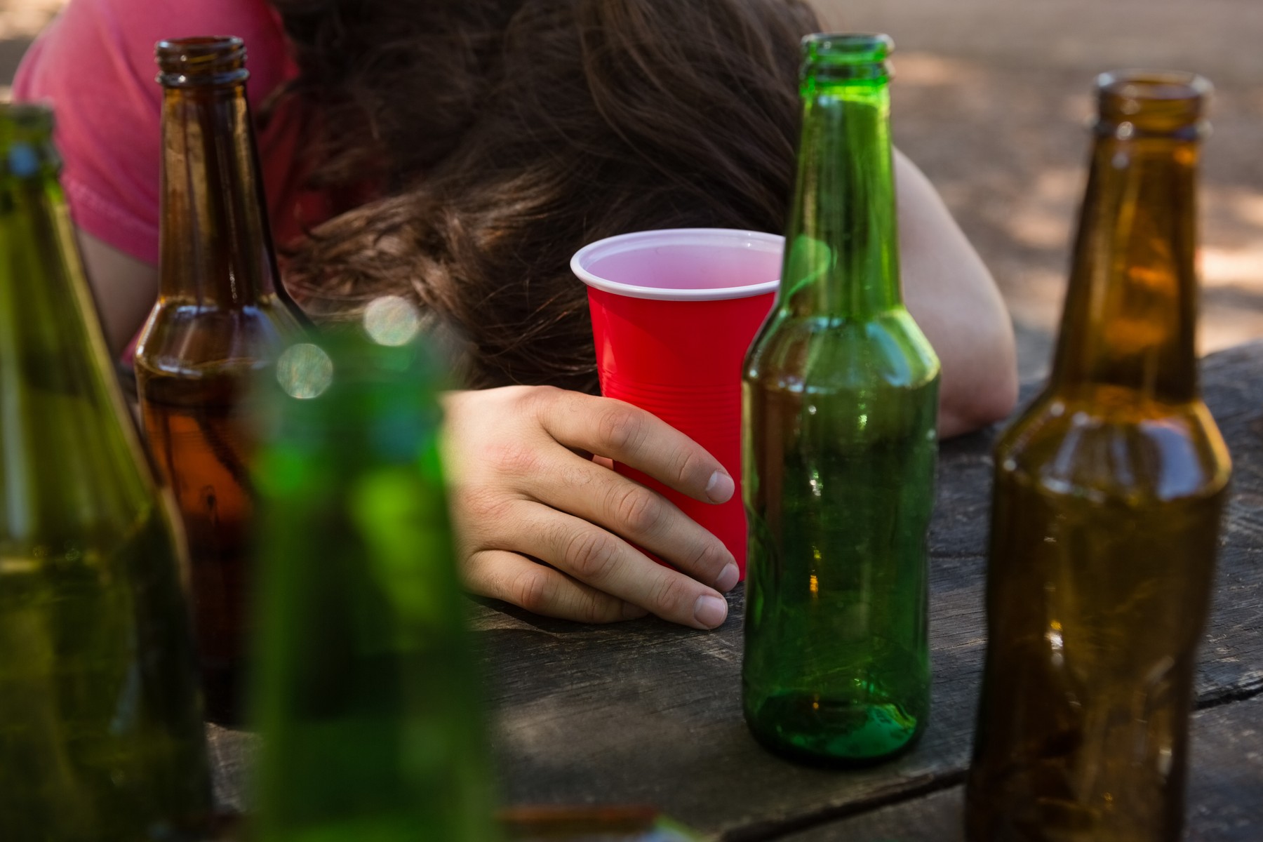 O persoană notează într-un caiet numărul de pahare de alcool consumate