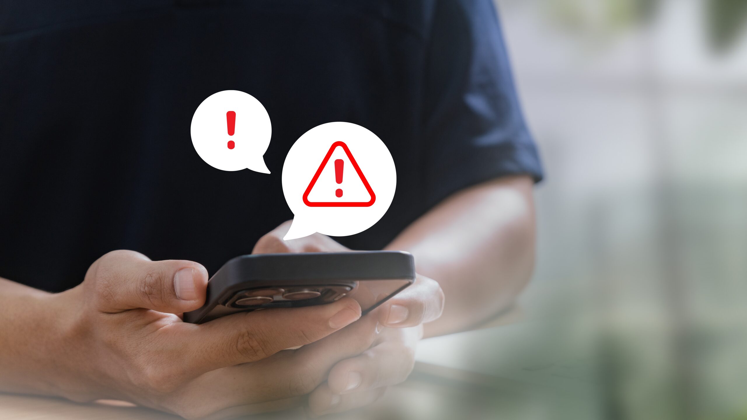 Părinte verificând telefonul pentru localizarea copilului adult