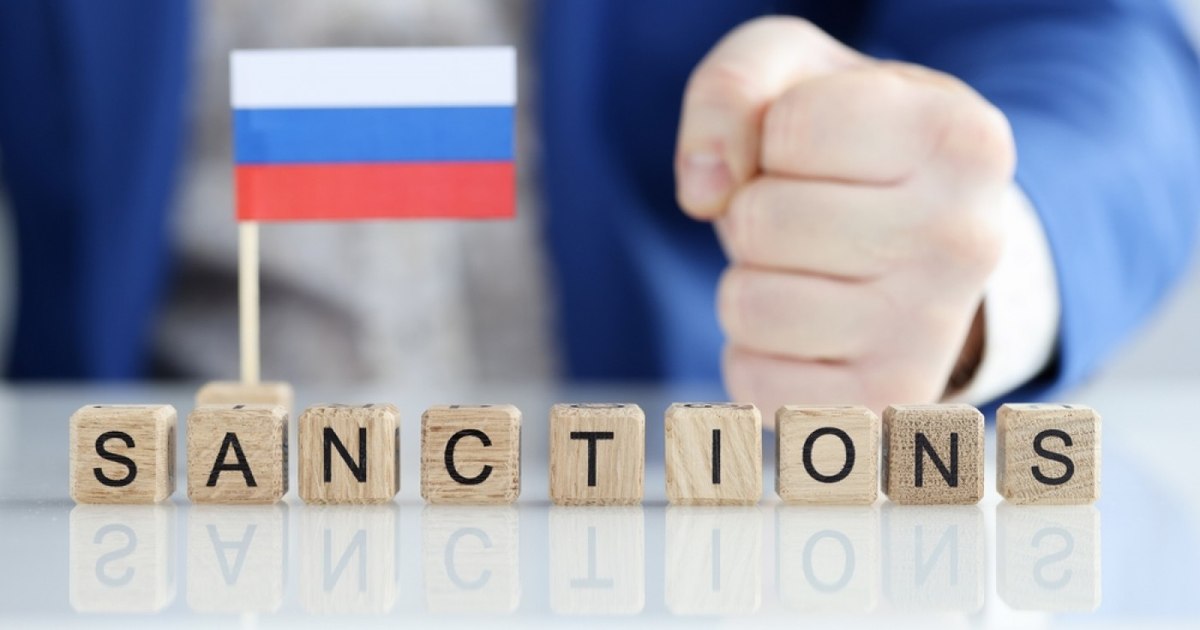 Drapelul Statelor Unite și al Iranului pe fundal economic