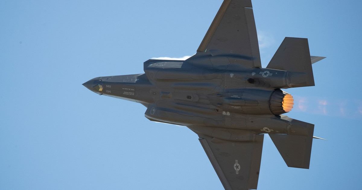 Avioane de luptă americane F-35 și F-16 în zbor