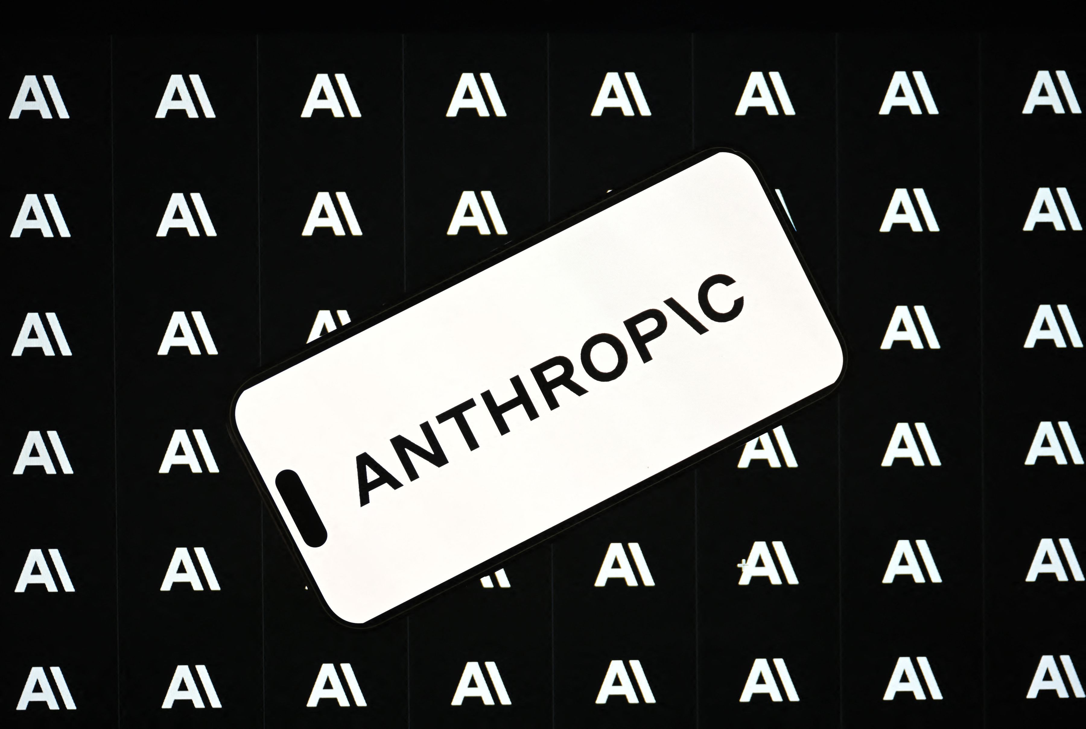 Logo Anthropic pe un fundal tehnic, simbolizând inteligența artificială