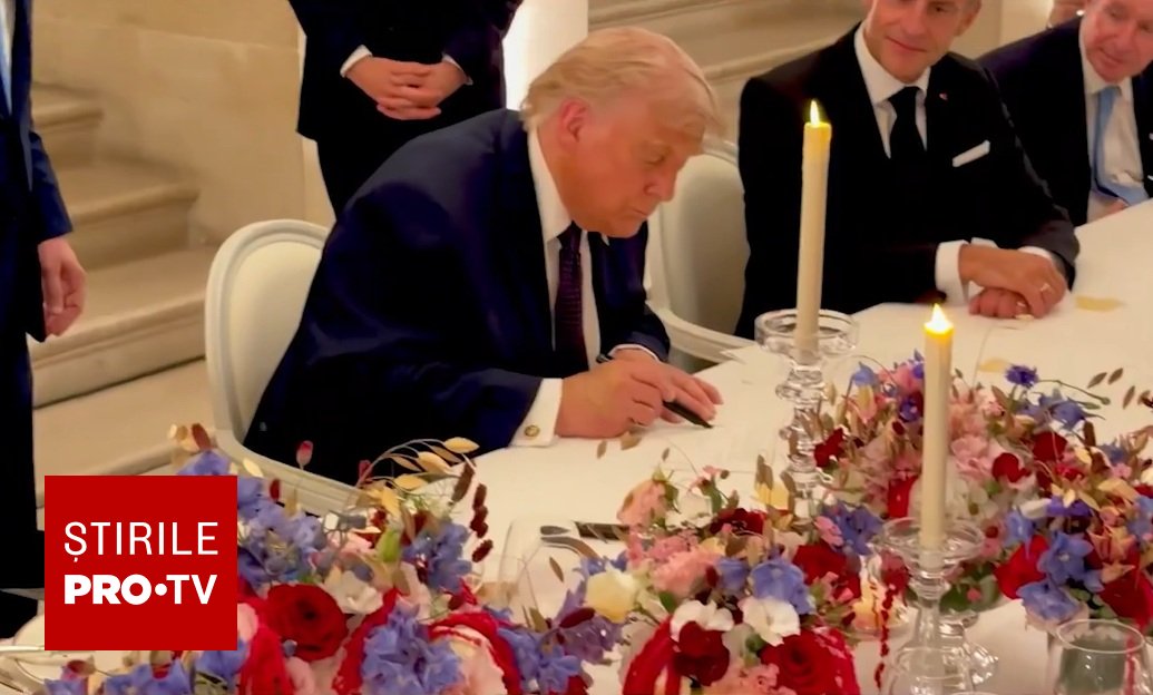 Donald Trump semnează acordul cu Iranul la Palatul Versailles, alături de Emmanuel Macron