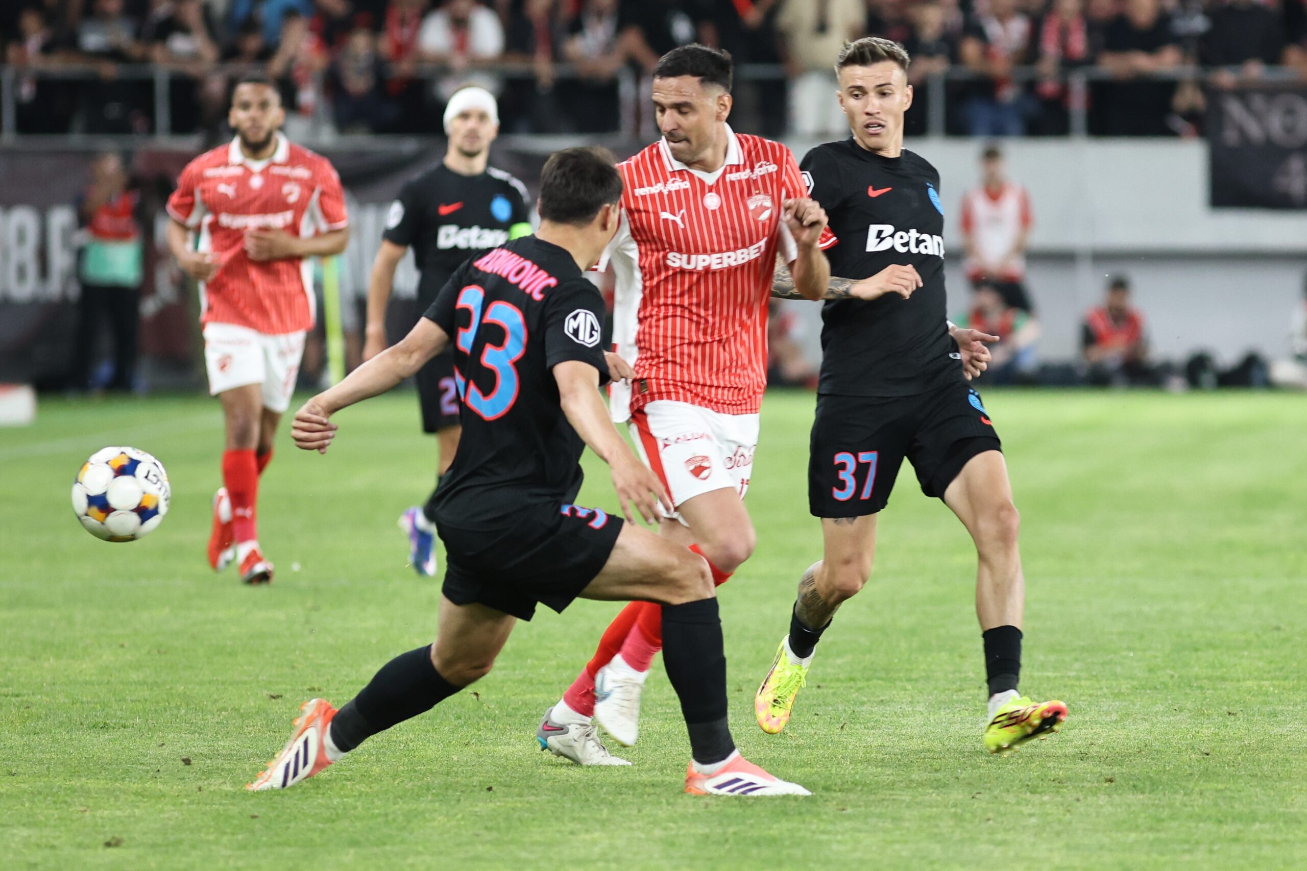 Fotbaliști în timpul unui meci din Superliga României