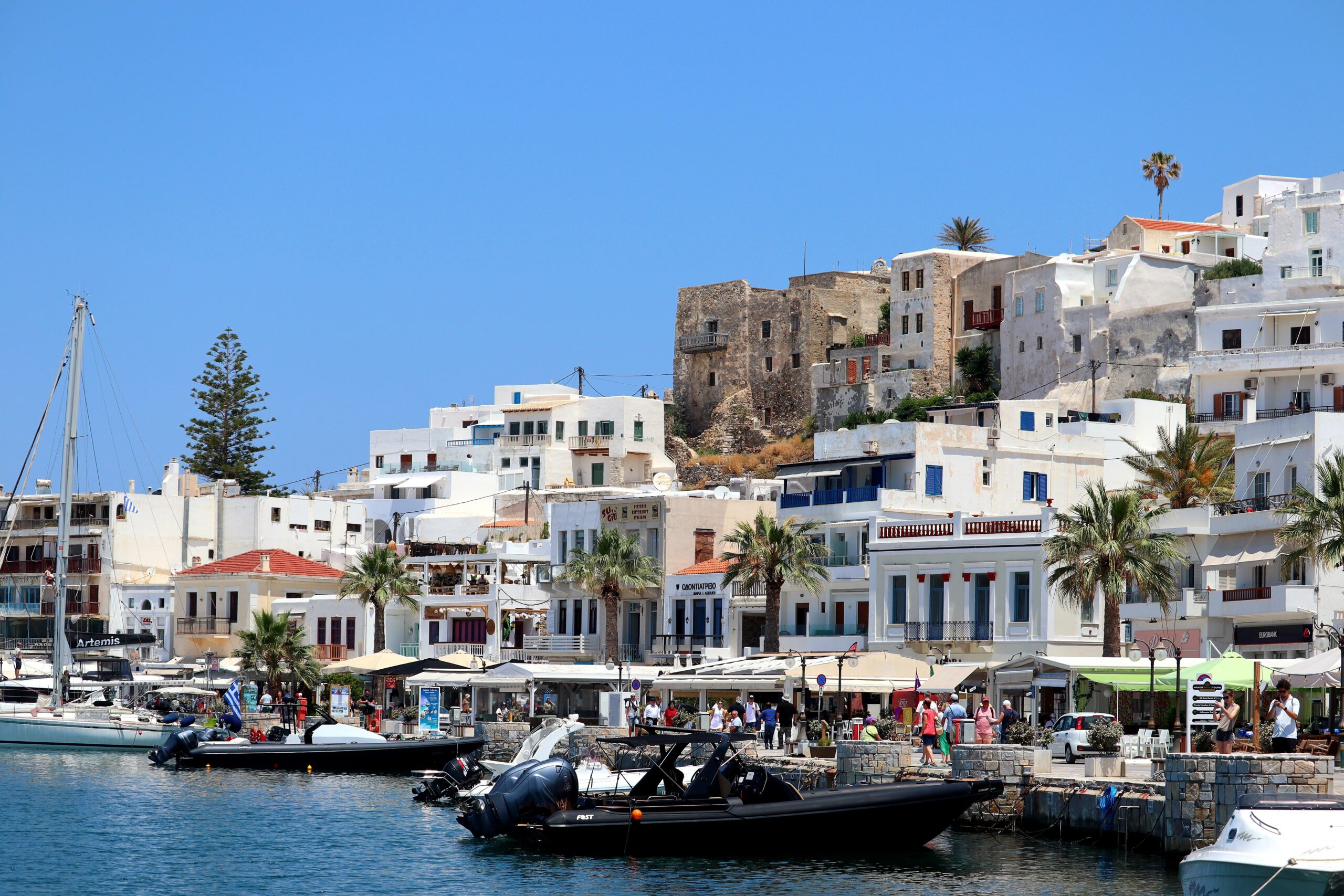 Sute de locuri de muncă sezoniere în Grecia, cu salarii de până la 5.000 de euro lunar