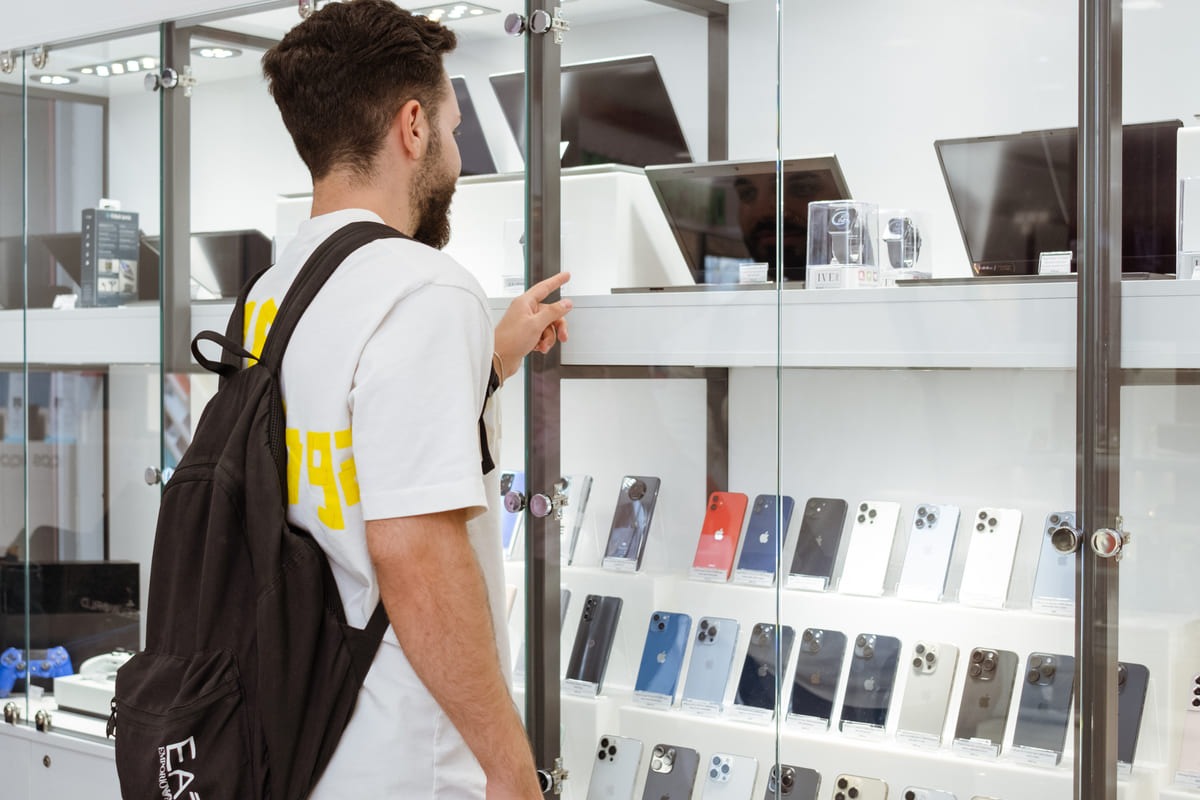 Tabletă și laptop pe o masă, comparare dispozitive