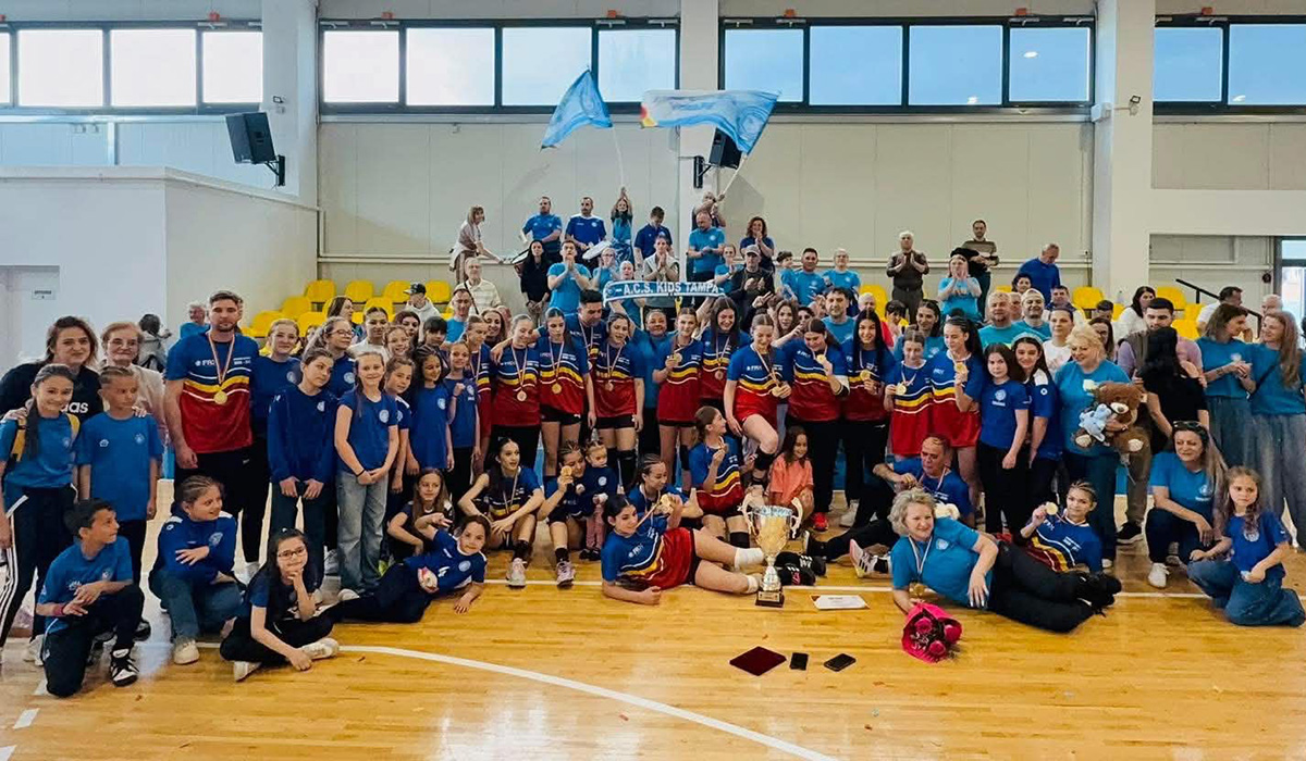 Elena Maria Popica, antrenoare de handbal, cu trofeul de campioană națională