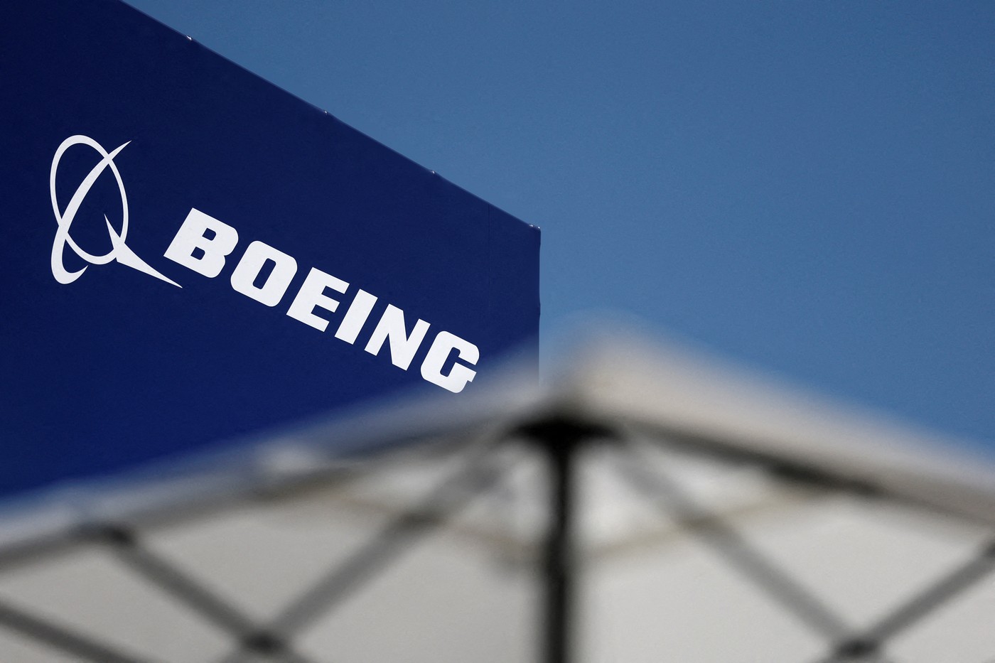 Boeing 737 MAX TAROM cu numele Mircea Lucescu