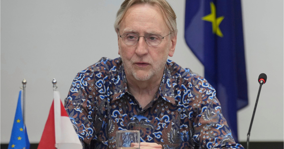 Bernd Lange, europarlamentar german, în biroul său din Parlamentul European