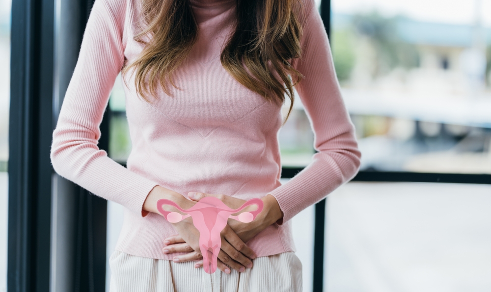 Femeie cu cancer ovarian în spital, simbolizând speranța adusă de noua terapie