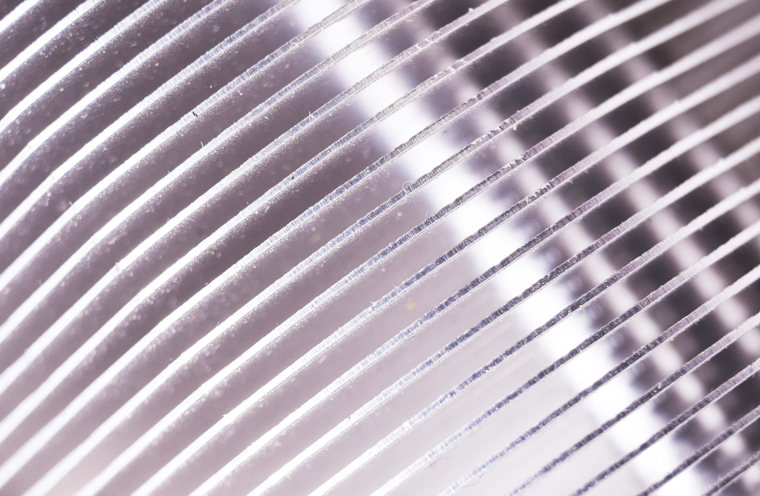 Fereastră cu folie de aluminiu lipită pe geam, pentru a reflecta căldura