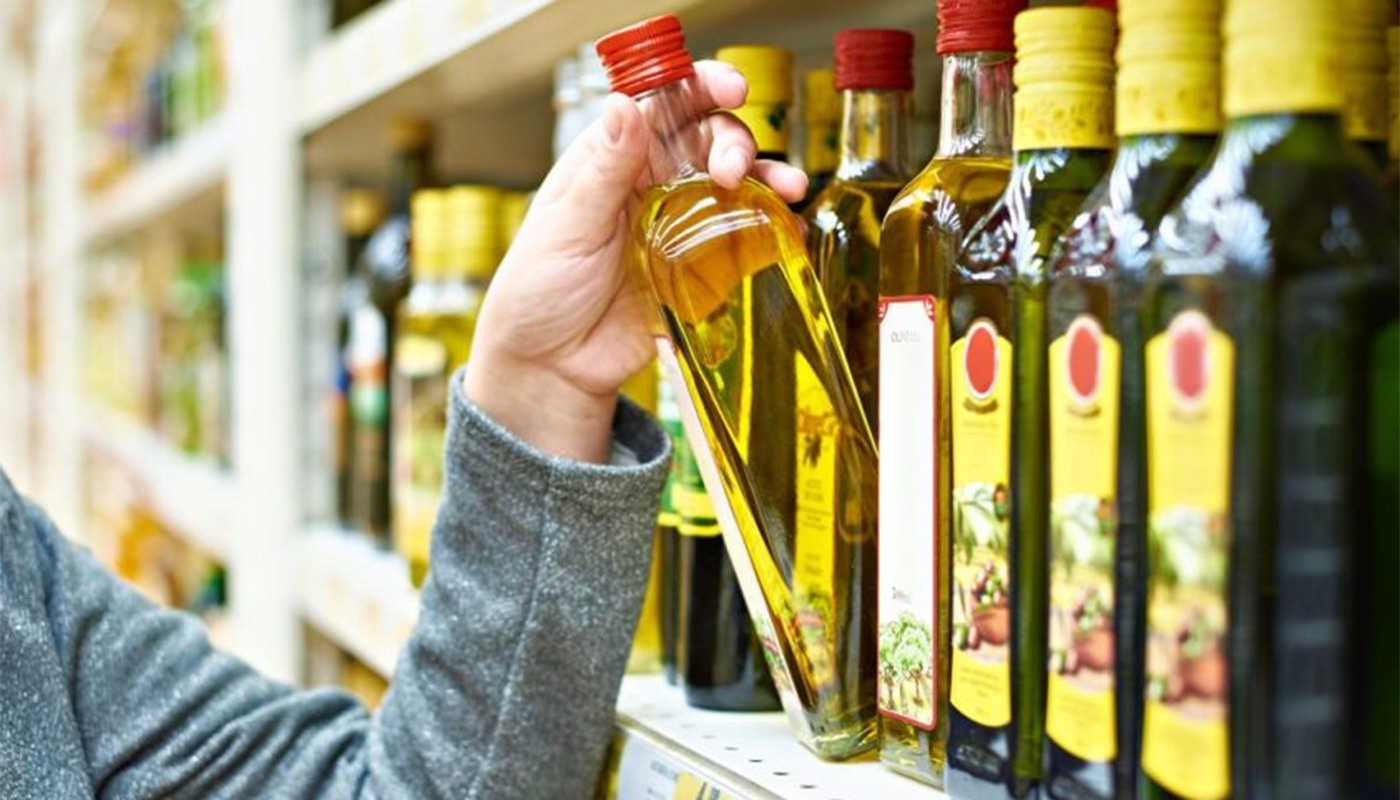 Sticle de ulei de măsline extravirgin pe o masă