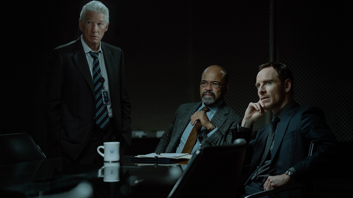 Michael Fassbender în rolul lui Martian din serialul The Agency